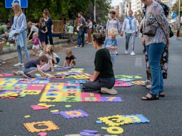 kinderen spelen op straat tijdens Autovrije Zondag